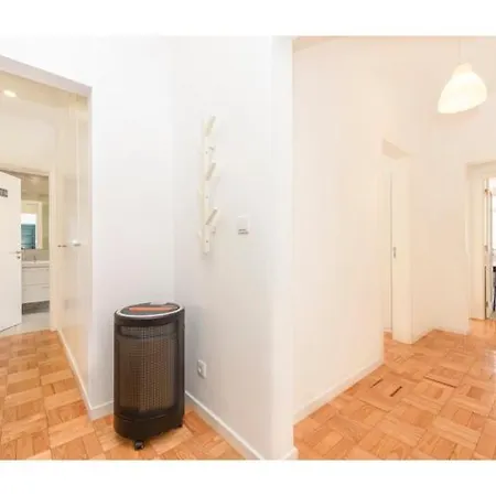 Houze Spacious 4-Bedroom Flat Near Lisbon Zoo アパート